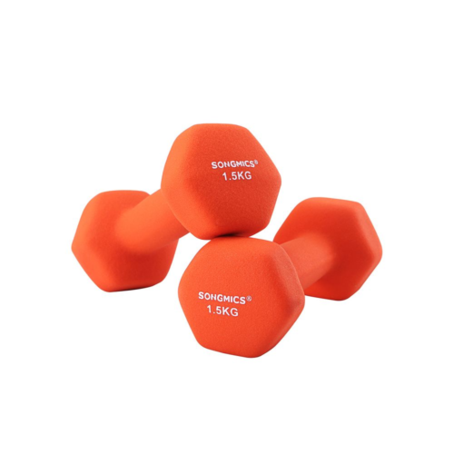 Kaks oranži 1,5 kg Hantlid 2 x 1,5 kg oranžid hantlit on laotud valgele taustale. Üks hantel toetub teise peale ning mõlemal raskusel on selgelt näha kaubamärgi nimi ja kaal.