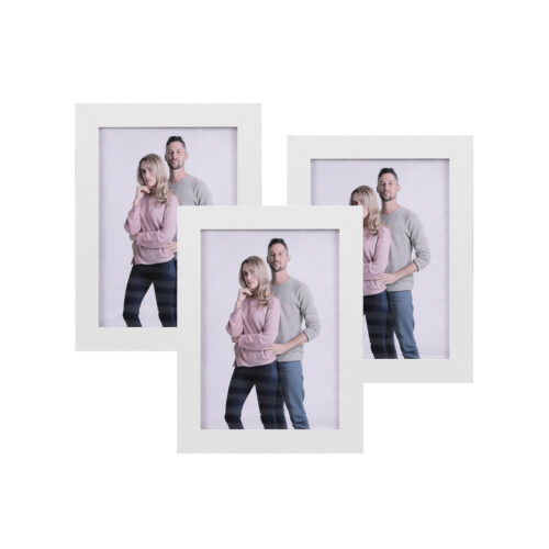 Pildiraam kolmel identsel fotol on paar koos seismas. Halli kampsuniga mees on käe ümber naise, kellel on seljas roosa kampsun ja käsi lõual. Iga foto on elegantselt välja pandud lihtsas valges raamis Pildiraam 3 tk 13 x 18 cm valges.