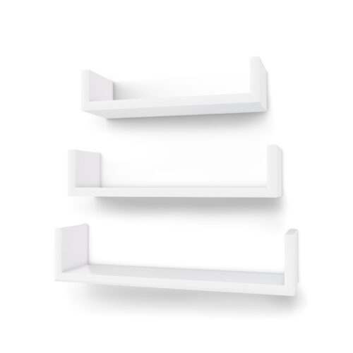 Kolm ühesuurust valget seinale kinnitatavat Seinariiulid komplekt 3 tk valge riiulit on paigutatud vertikaalselt võrdsete vahedega. Riiulitel on minimalistlik disain koos külgtugedega ja need on asetatud tavalisele valgele taustale.